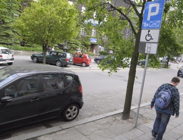 Brak wymalowanych na drogach lub chodnikach kopert, komplikuje życie osobom niepełnosprawnym. Na zdjęciu ul. Kościuszki.