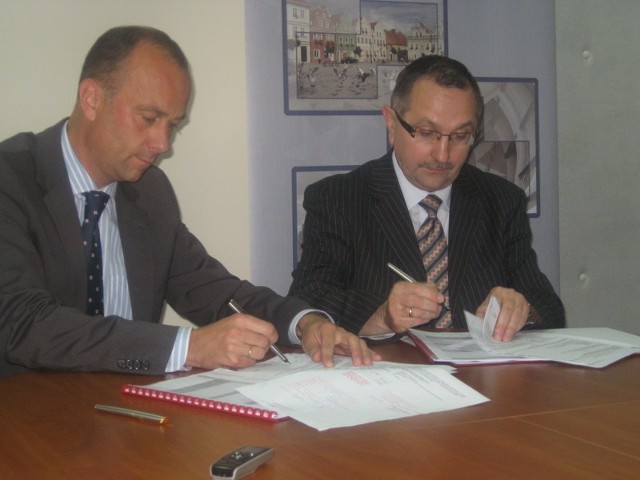 Marszałek Marcin Jabłoński (od lewej) i burmistrz Ryszard Bodziacki podpisują umowę na dofinansowanie drogi