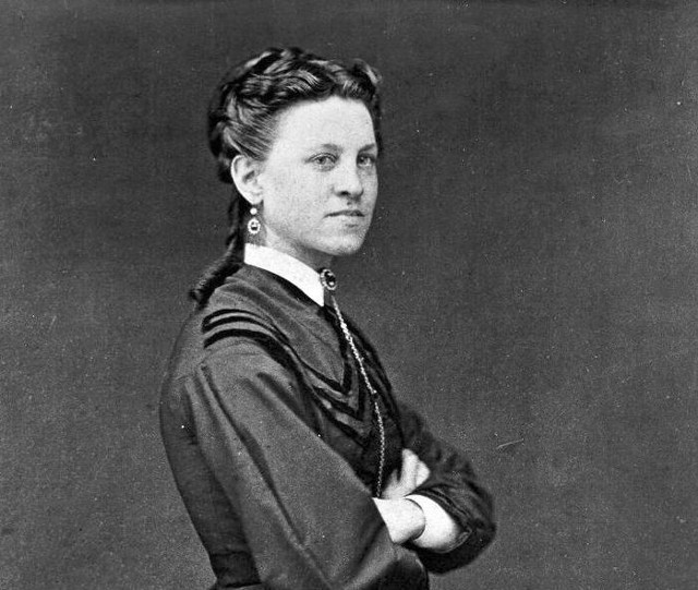 Ida Lewis żyła w latach 1842 - 1911. To amerykańska latarniczka. Znana ze swego bohaterstwa w ratowaniu ludzi z morza.