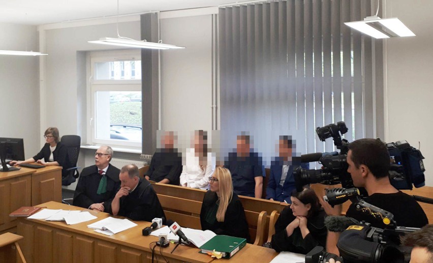 Mord w Żernikach: czterej policjanci oskarżeni. Matka zamordowanej Moniki jest wściekła na śledczych [RELACJA Z PROCESU]