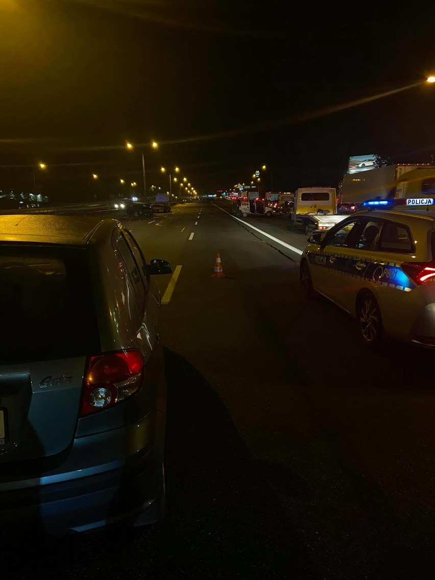 Wypadek na DK86 w Sosnowcu. Pijany kierowca mazdy uderzył we fiata doblo. Jedna osoba w szpitalu. Droga jest zablokowana 