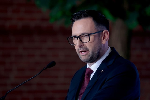 Maciej Wąsik, były wiceminister spraw wewnętrznych i administracji oraz zastępca koordynatora służb specjalnych w rządzie Zjednoczonej Prawicy, w rozmowie z Wirtualną Polską powiedział, że nie wiedział o podsłuchach w gabinecie szefa Orlenu. Dopytywany, kto mógł stać za nagrywaniem Obajtka, stwierdził, że "nie ma zielonego pojęcia", a gdyby było to CBA, to "na pewno musiałoby mieć zgodę sądu na taką działalność".