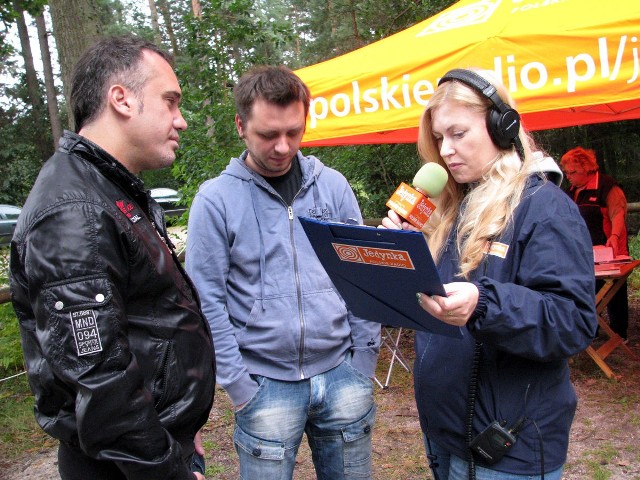 Szymon Wydra (z lewej) i Zbyszek Suski z radomskiego zespołu Carpe Diem rozmawiali z Sławą Bieńczycką z Jedynki Polskiego Radia.