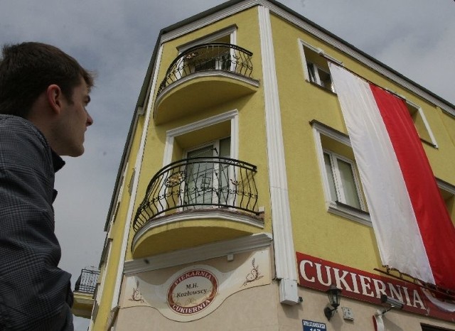 Powierzchnia biało-czerwonej flagi, która wisi na kamienicy przy ulicy Mielczarskiego 117 w Kielcach, wynosi &#8211; jak mówi Adrian Lewicki, który ją zawiesił &#8211; 16 metrów kwadratowych.