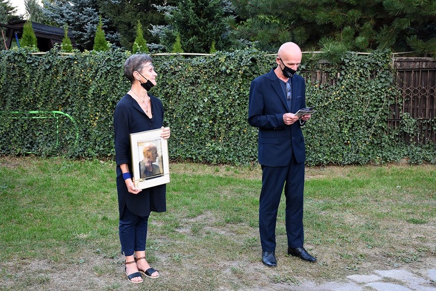 Barbara Polakowska trzyma w ręce portret Dariusza Stelmacha....