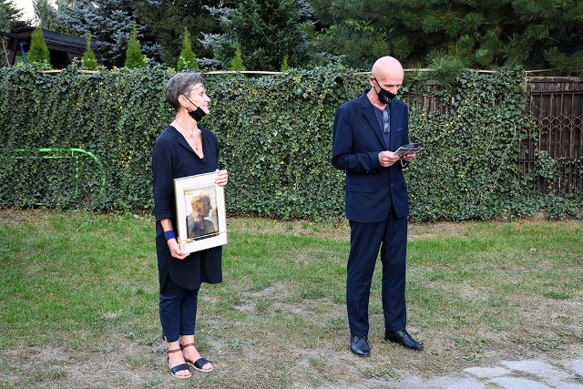 Barbara Polakowska trzyma w ręce portret Dariusza Stelmacha. Obok Dariusz Stelmach.