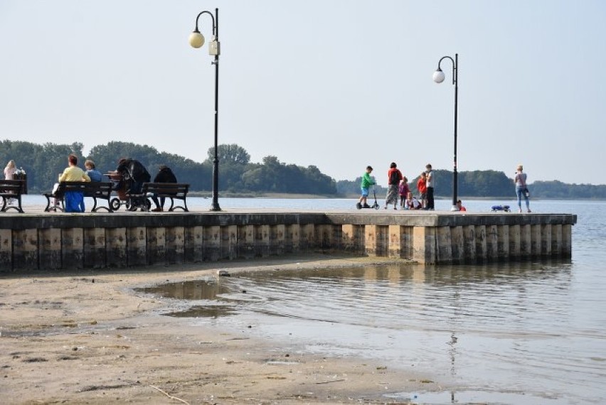 Molo, które kiedyś prowadziło w głąb jezioro, dziś kończy...