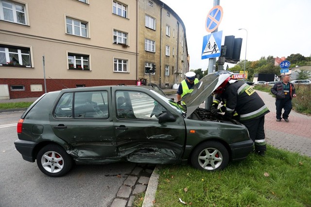 Kolizja trzech samochodów na ulicy Przemysłowej.