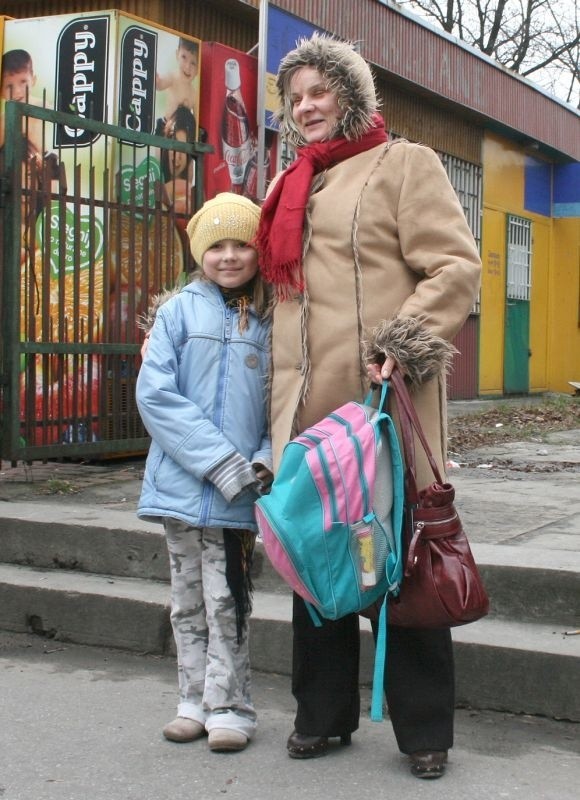 - Na razie nie wiadomo, czy reforma oświaty i posyłanie małych dzieci do szkół się sprawdzi - zauważa Marta Kilian, która odprowadza po szkole do domu swoją małą sąsiadkę Julię Niewolę.