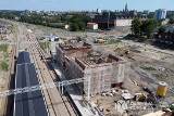 Dworzec kolejowy w Dąbrowie Górniczej zmienia się dla podróżnych. Nowa poczekalnia, kasy, perony, a wokół parkingi 