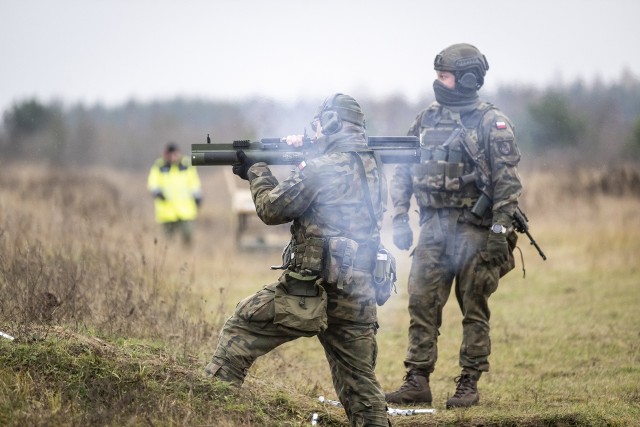 Szkoleniowe strzelanie z norweskich granatników na toruńskim poligonie