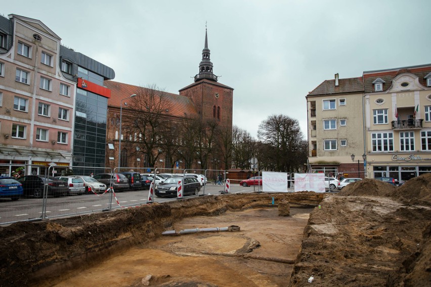 Prace archeologiczne na Starym Rynku w Słupsku.