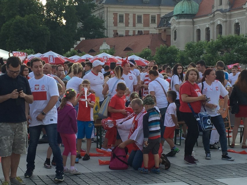 W Pszczynie powstała ogromna strEfa kibica na Rynku. W...