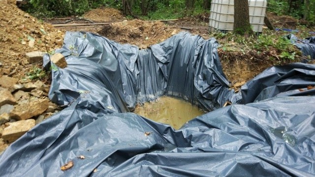 Na wzgórzu w lesie w Dobranowicach trwają prace wiertnicze. Mieszkańcy obawiają się, że skończy się to kopalnią kamienia