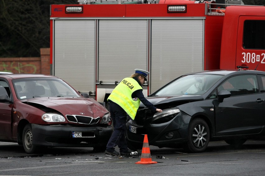 Wypadek na skrzyżowaniu Wyszyńskiego i Sienkiewicza. Trzy osoby są ranne (ZDJĘCIA)