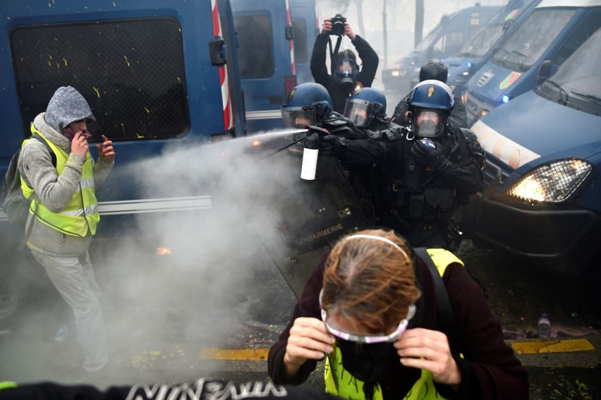 Protest "żółtych kamizelek" i zamieszki w Paryżu 1.12