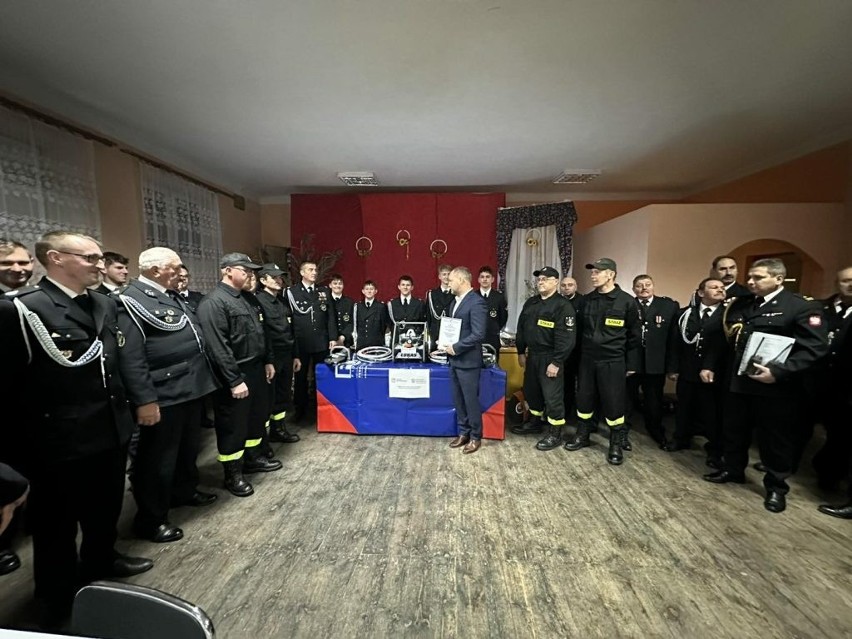 Przekazanie nowego sprzętu dla strażaków z Dzierążni.