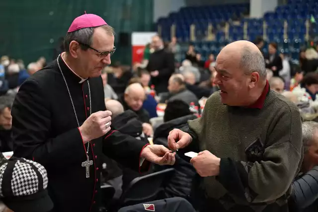 Arcybiskup metropolita gdański Tadeusz Wojda (L) na wigilii dla bezdomnych, samotnych i potrzebujących organizowanej przez diecezjalną Caritas,