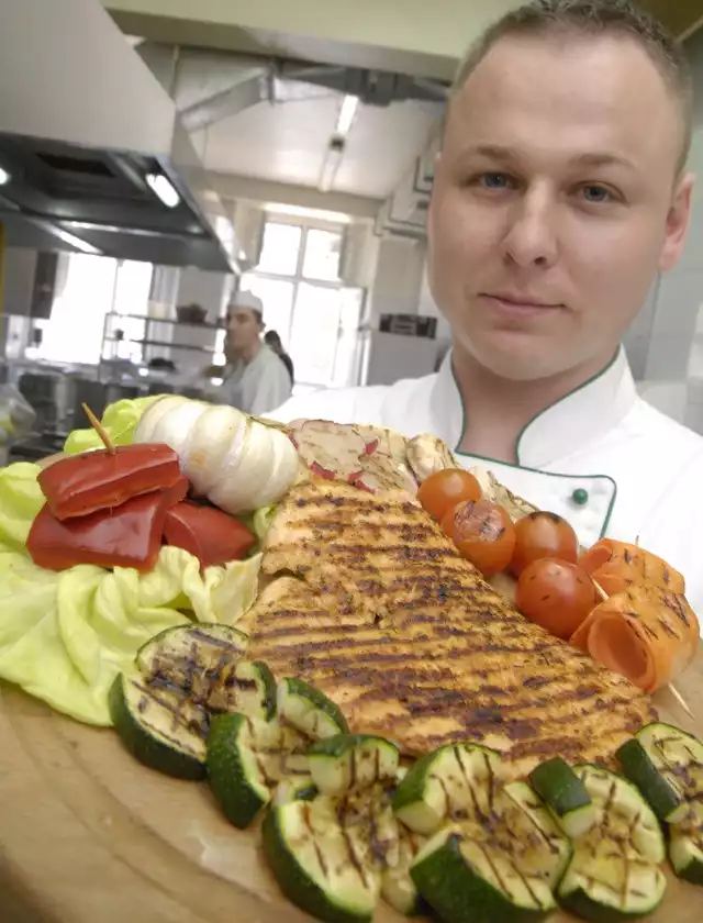 Zbigniew Dżugan z restauracji Staromiejskiej przygotował dla nas pierś z grilla w warzywach.