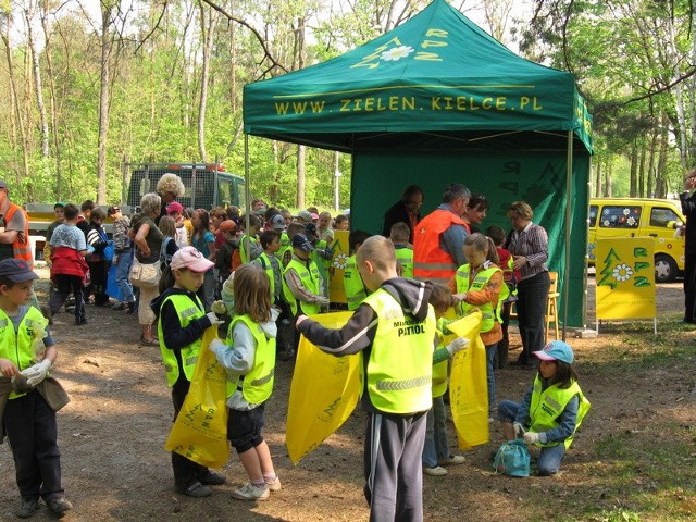 Dzieciaki chętnie chwyciły za worki i wysprzątały las komunalny ze wszystkich odpadków.