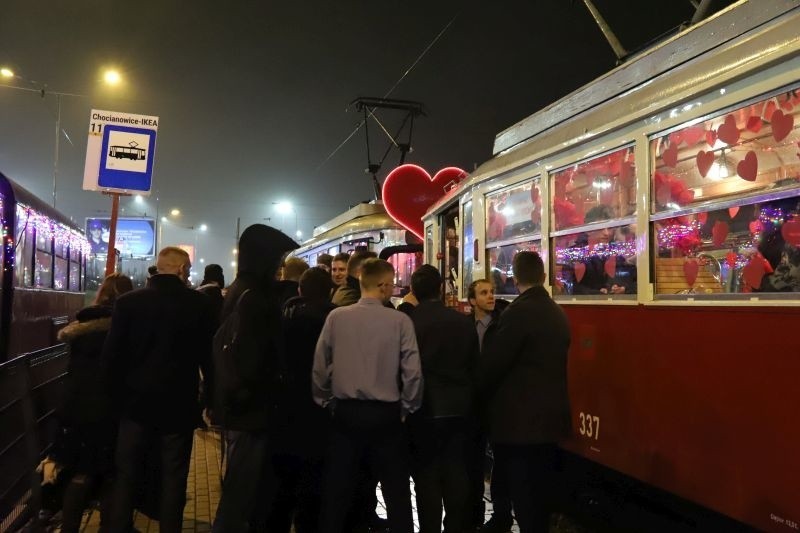 Oświadczyny w tramwaju MPK! Młody łodzianin i jego ukochana zapamiętają ten dzień do końca życia [zdjęcia]