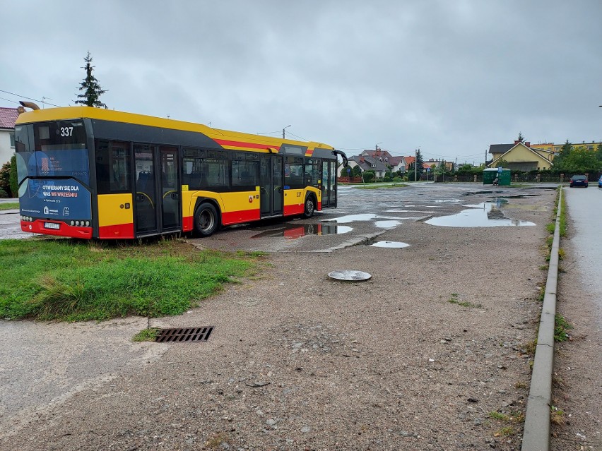 Plac manewrowy przy pętli autobusowej w Mniszku jest w...