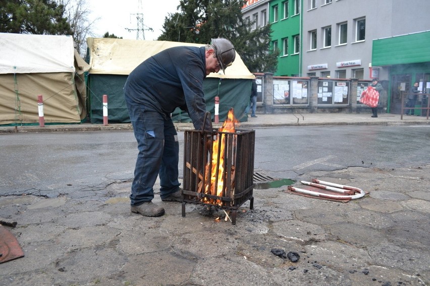 Strajk na Śląsku: miasteczko namiotowe przed kopalnią...