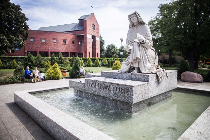 Uszkodzili pomnik św. Faustyny na pl. Niepodległości. Oderwali jej dłonie [ZDJĘCIA]