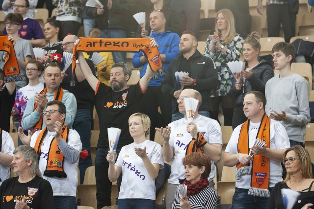 We wtorek rozpoczęła się faza play-off w Energa Basket Lidze Kobiet. Artego Bydgoszcz (3) w ćwierćfinale rywalizuje ze Ślęzą Wrocław (6).W sezonie zasadniczym 67:63 dla Artego na wyjeździe i 69:71 u siebie. Teraz, w 1. meczu ćwierćfinałowym w Artego Arenie, znowu porażka 61:69.Artego zaczęło od 0:6. Słabo też Serbka Dragana Stanković (wybrana do pierwszej piątki sezonu zasadniczego), którą szybko zmieniła Karolina Poboży.Pierwsze punkty dla Artego (4x1) zdobyła Ziomara Morrison, a pierwszy raz z dystansu trafiła Julie McBride (za trzy).Mocną bronią przyjezdnych w I kwarcie były rzuty zza łuku (3x). W połowie II kwarty po „dwójce” Stanković Artego doszło, na 22:23, a potem po „trójce” Elżbiety Międzik i po dwóch wolnych McBride pierwsze prowadzenie (27:25).Od 31:29 (Morrison 2) kontrolę nad wynikiem przejęła Ślęza. A równo z syreną rzutem za trzy Karina Szybała, była zawodniczka Artego, wyprowadziła przyjezdne na 39:33.W III kwarcie przy stanie 39:46 po faulu Marissy Kastanek parkiet musiała opuścić Agnieszka Szott-Hejmej, która już nie wróciła do gry. A koleżanki nie odrobiły strat i Artego w 1/4 finału przegrywa 0-1,Artego Bydgoszcz - Ślęza Wrocław 61:69 (15:20, 18:19, 13:14, 15:16).Artego: Międzik 6 (4 as.), Szott-Hejmej 1, McBride 14 (6 zb.), Stanković 10 (6 zb.), Morrison 14 (9 zb.) oraz Poboży 8, Hornbuckle 2, Radocaj 4, Kuczyńska 2, Kocaj.Ślęza: Szybała 6, Burdick 11 (12 zb.), Colson 5, Udodenko 14 (7 zb.), Kastanek 13 oraz Palenikova 8, Dikeoulakou 12 (4 as.), Miletić, Dobrowolska, Marciniak.W środę w Artego Arenie drugie spotkanie, początek o  18.00 (transmisja na kanale Multisportlive na YouTube i Facebooku).Do półfinału awansuje zespół, który wygra trzy spotkania. Trzeci (i ew. czwarty) mecz w sobotę i niedzielę we Wrocławiu. Termin 5. meczu to 10 kwietnia (Bydgoszcz).ZOBACZ ZDJĘCIA Z ARTEGO ARENY, Z TRYBUN I Z PARKIETU >>>>>