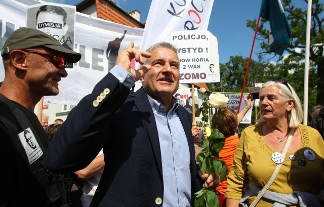 - Szczerze powiedziawszy, to jest pewnego rodzaju zagrożenie, bo tłum tchórzy jest potwornie niebezpieczny, zadepcze każdego na swojej drodze - mówił Frasyniuk pytany o funkcjonariuszy, którzy nikogo nie dopuszczają do uciekinierów na granicy polsko-białoruskiej.