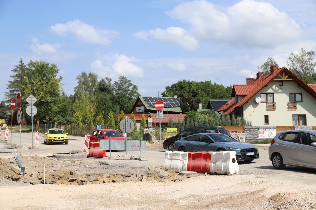 Przebudowa skrzyżowania alei przy Alei Solidarności, Domaszowskiej i Tysiąclecia Państwa Polskiego oraz ulicy Domaszowskiej miała się zakończyć w czerwcu ale termin został przedłużony do połowy grudnia. Czasu zostało niewiele a prace nie są mocno zaawansowane. Niewiele jest odcinków, na których widać roboty drogowe.Zobacz kolejne zdjęcia>>>>