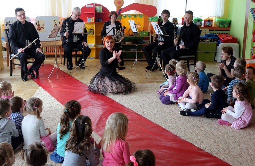Muzycy filharmonii zagrali w przedszkolu [zdjęcia]