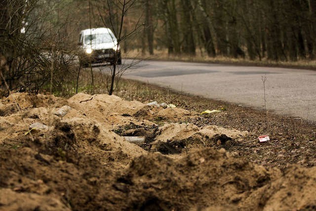 Głębokie rowy wzdłuż ulicy Rekreacyjnej są pozostałością po działalności kolejnej grupy złodziei przewodów.