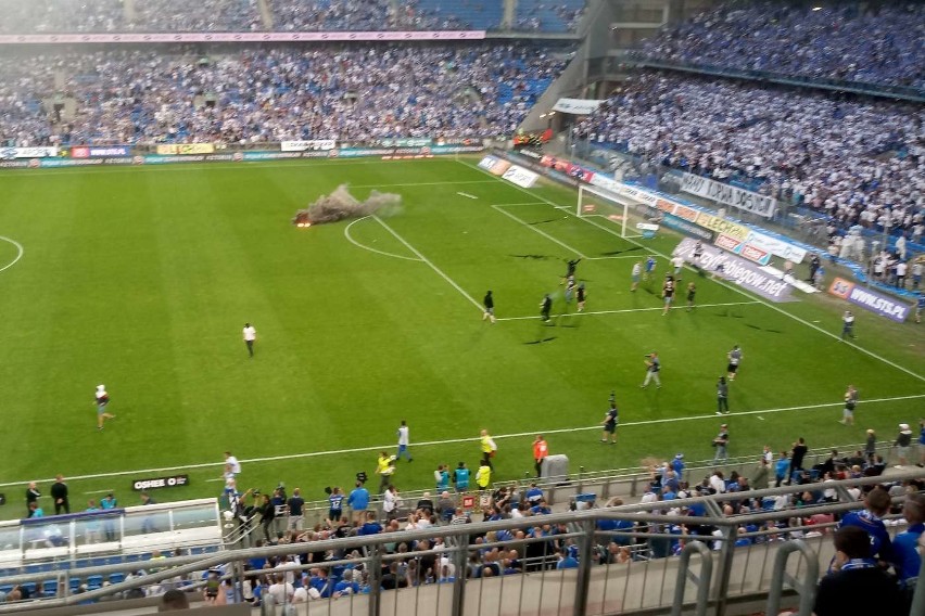 Lech - Legia - pod koniec meczu musiała interweniować...