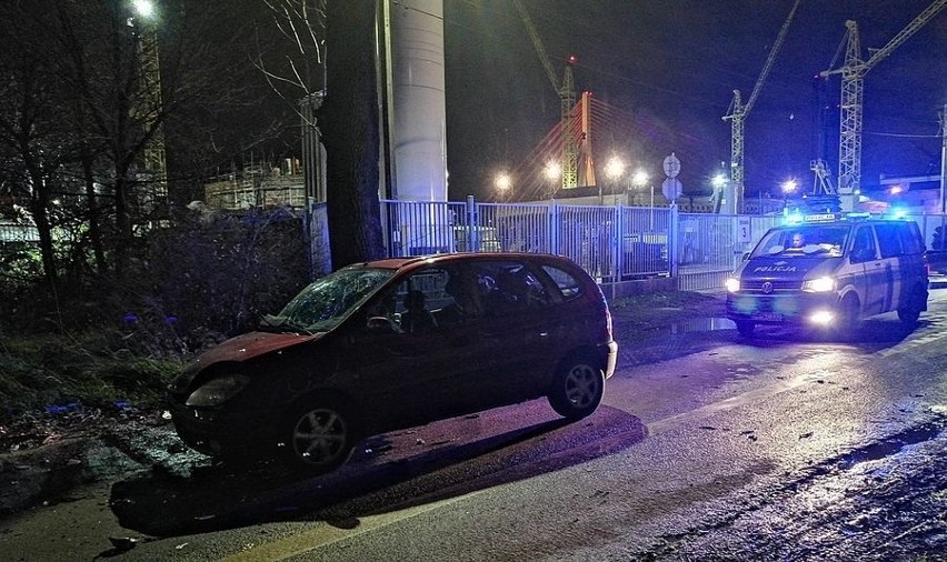 Gdańsk. Pijany kierowca uderzył w drzewo, miał prawie 1,5 promila alkoholu