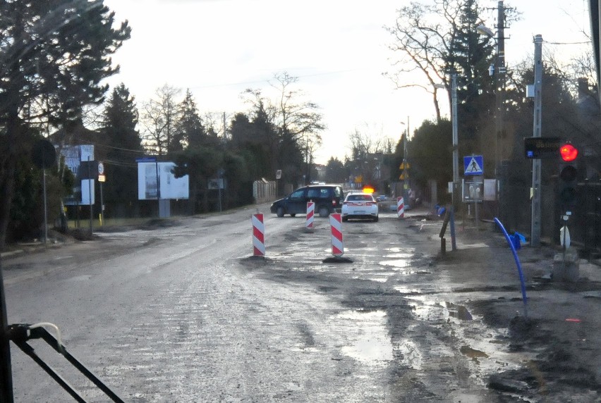 Kraków. Zmiany na ulicy Królowej Jadwigi w związku z jej remontem. Zobacz, które autobusy tamtędy nie pojadą [ZDJĘCIA]