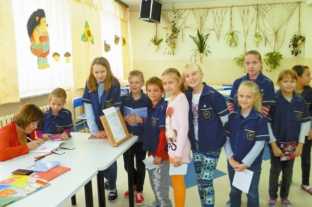 Po spotkaniu z Małgorzatą Szyszko-Kondej uczniowie ustawili się w długiej kolejce po autograf pisarki