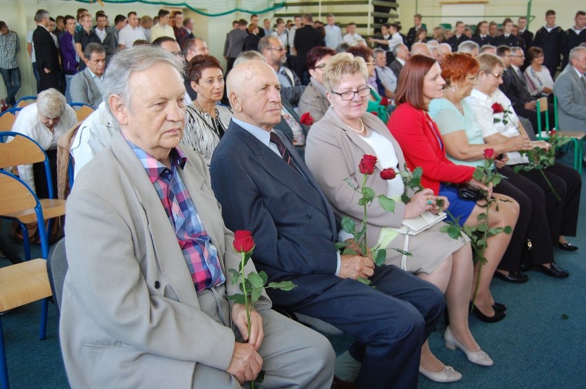 Za wkład w rozwój placówki  m.in. róże od uczniów