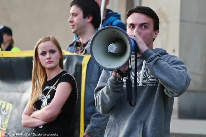 Nielegalny protest pod urzędem wojewódzkim. Policja spisała organizatorów (ZDJĘCIA)