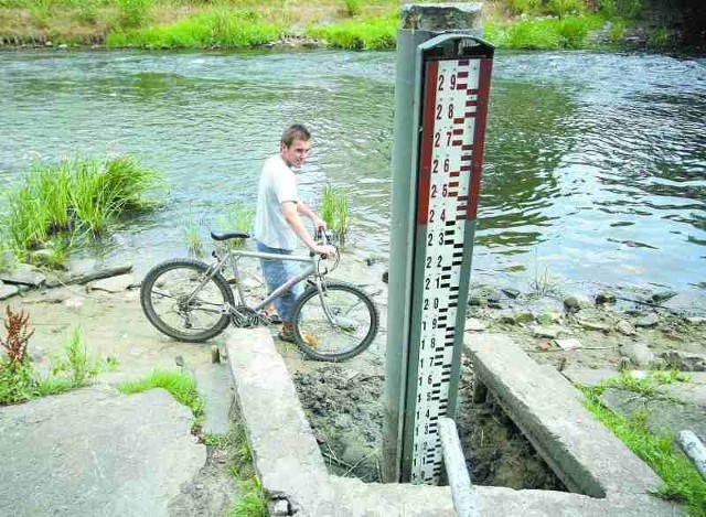 Zwykle mocno zatopiony miernik poziomu wody w Słupi wyszedł na brzeg w okolicy mostu Kowalskiego.
