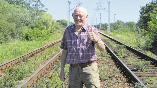 Henryk Hildebrandt nie ukrywa radości po informacji od PKP, że tunel pod torowiskiem w okolicy ul. Głębokiej w Tarnowie zostanie wykonany. - Ludzie przestaną chodzić tędy na dziko - podkreśla