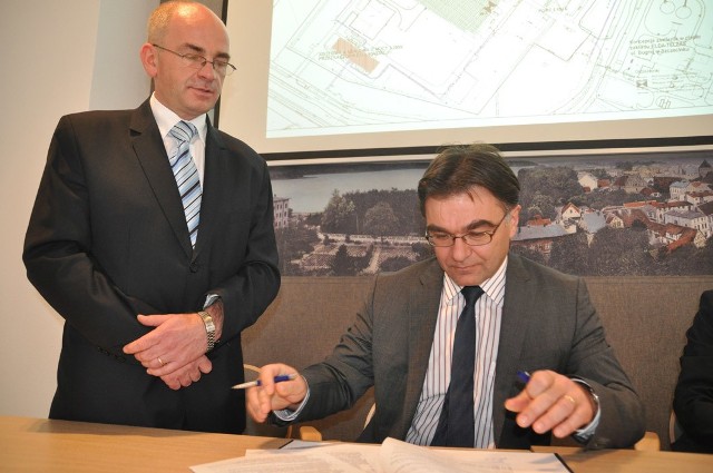 Marek Szabałowski (z lewej) z MEC podpisuje umowę z Robertem Wielickim, prezesem Eldy Eltry. 