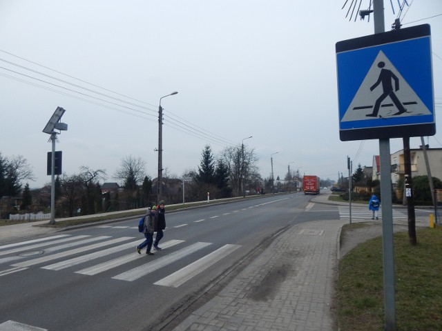 Na przejściu dla pieszych na skrzyżowaniu ulicy Obrońców Pokoju i Sienkiewicza jest niebezpiecznie, zwłaszcza dla dzieci.