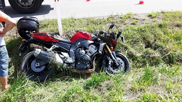 W minioną sobotę, 26 sierpnia, koło godziny 11.30 doszło do zdarzenia drogowego w miejscowości Dzikie. Kierowca motoru stracił panowanie i wjechał do rowu. Została udzielona mu pierwsza pomoc. Następnie przewieziono go do szpitala.