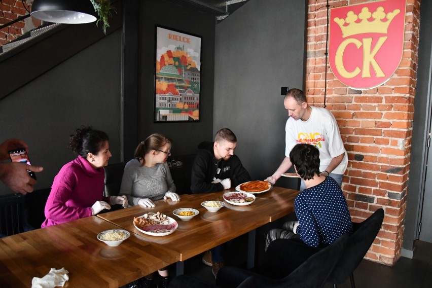 Podopieczni Stowarzyszenia Z Nami Raźniej odwiedzili Pizzerię 105 w Kielcach. Były warsztaty kulinarne i degustacja pizzy. Zobacz zdjęcia