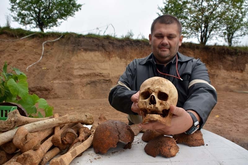 Baciuty: Ludzkie kości leżały przez lata w piachu (wideo)