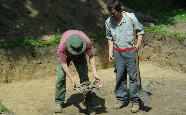 Artur Jedynak i Wojciech Mazan prezentują "zdobycz&#8221; ze stanowiska archeologicznego koło muzeum.