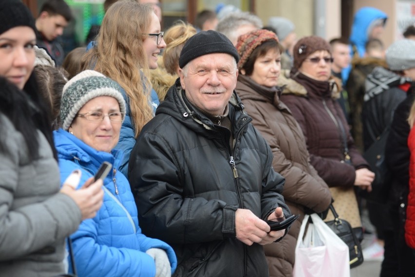 To już zielonogórska tradycja. Maturzyści wychodzą na deptak...