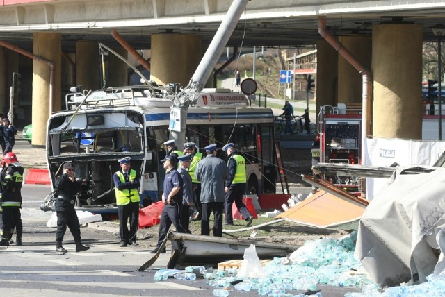 W kwietniu 2013 r. samochód ciężarowy zderzył się z trolejbusem przy skrzyżowaniu ul. Morskiej i estakady Kwiatkowskiego.