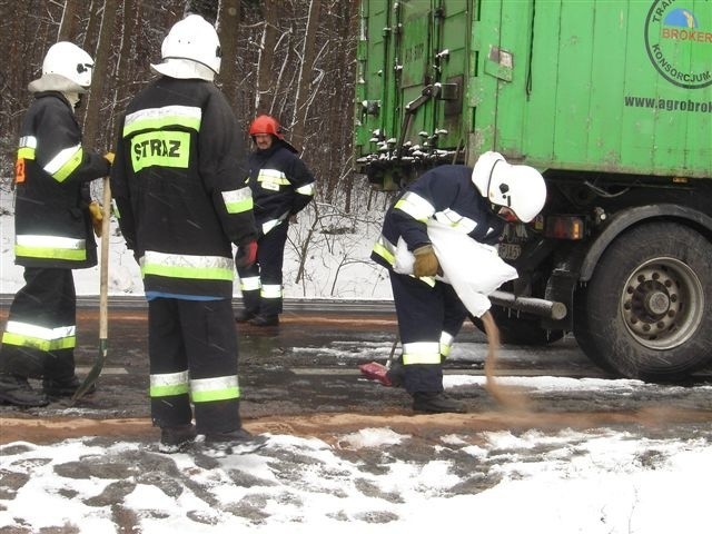 strażacy przez kilka godzin usuwali skutki karambolu.